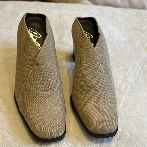 Donald J. Pliner Tan Heels Slip-On heels in leather & cloth size 9 1/2 m - Picture 1 of 9